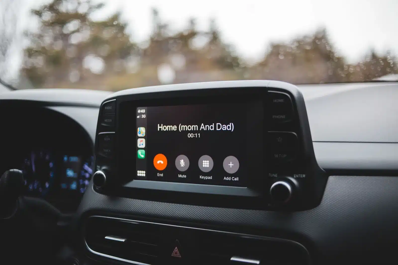 Adaptateur CarPlay sans fil connecté à un tableau de bord de voiture moderne