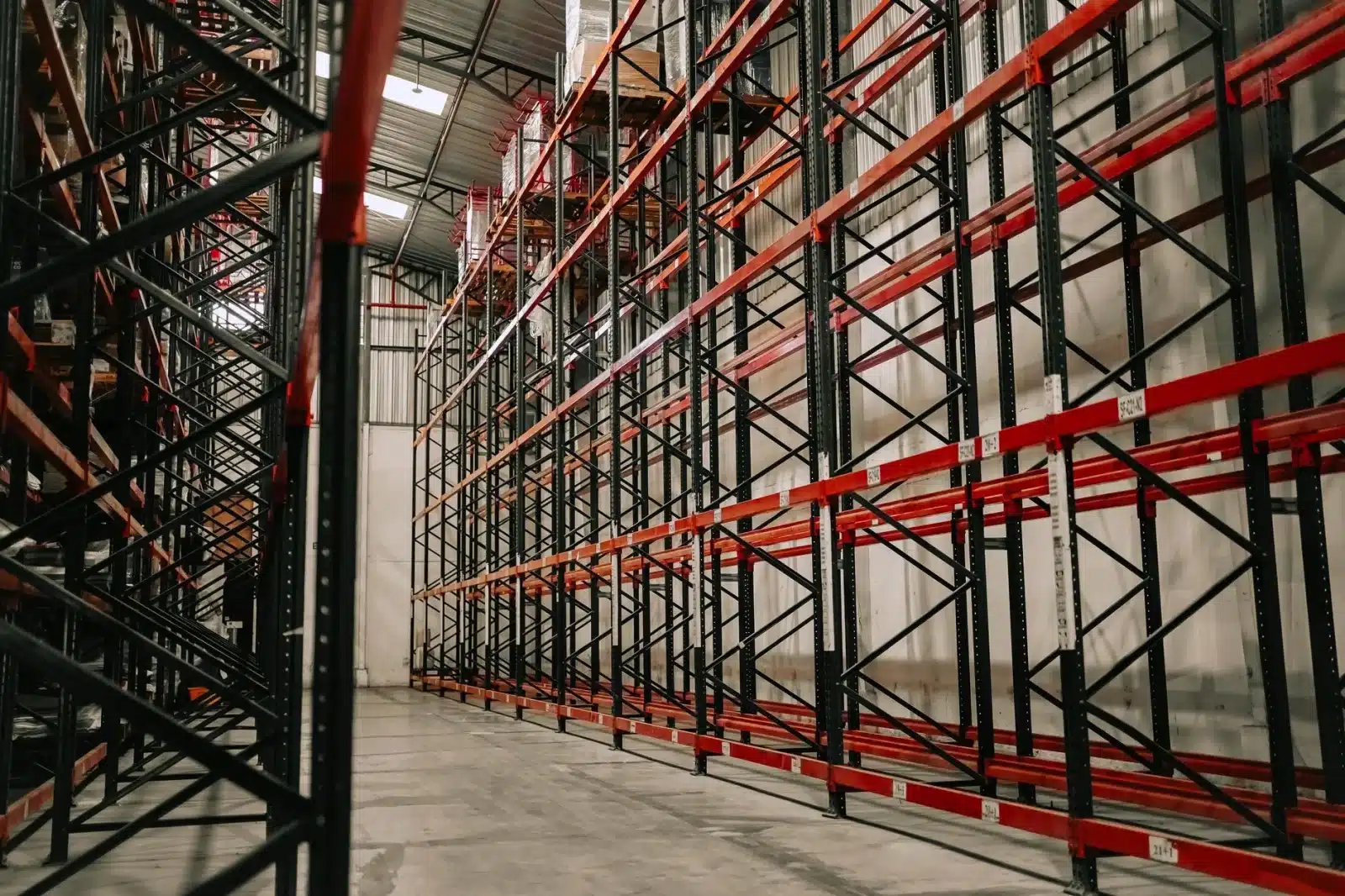 Aménagement intérieur d'un fourgon utilitaire avec rangements et étagères métalliques