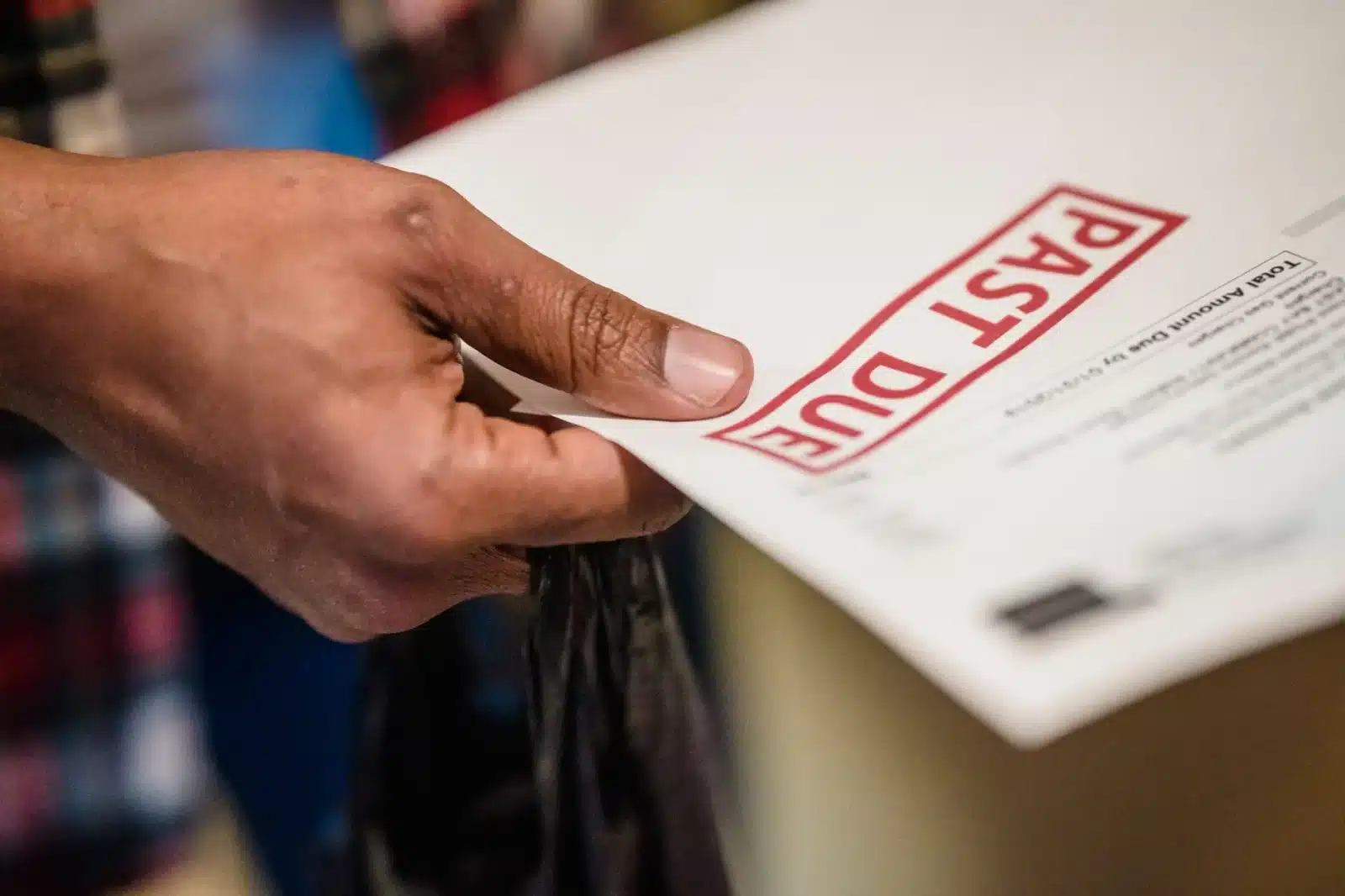 Ancienne carte grise barrée avec la mention 'vendu' pour un changement de titulaire