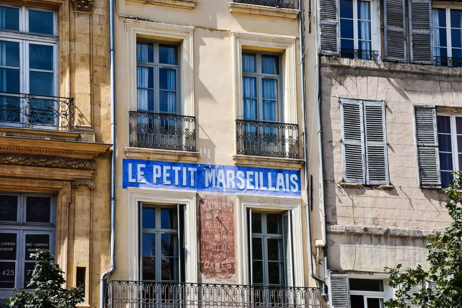 Artisan réalisant qu'un utilitaire est trop petit pour son chargement
