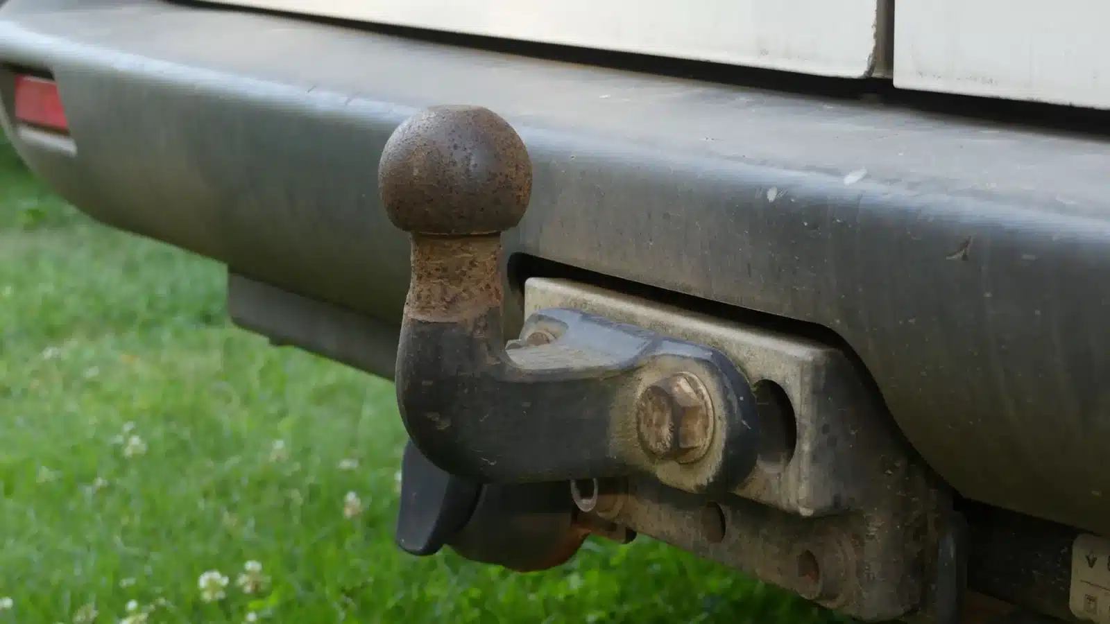 Attelage homologué monté sur un utilitaire pro, outils de pose visibles