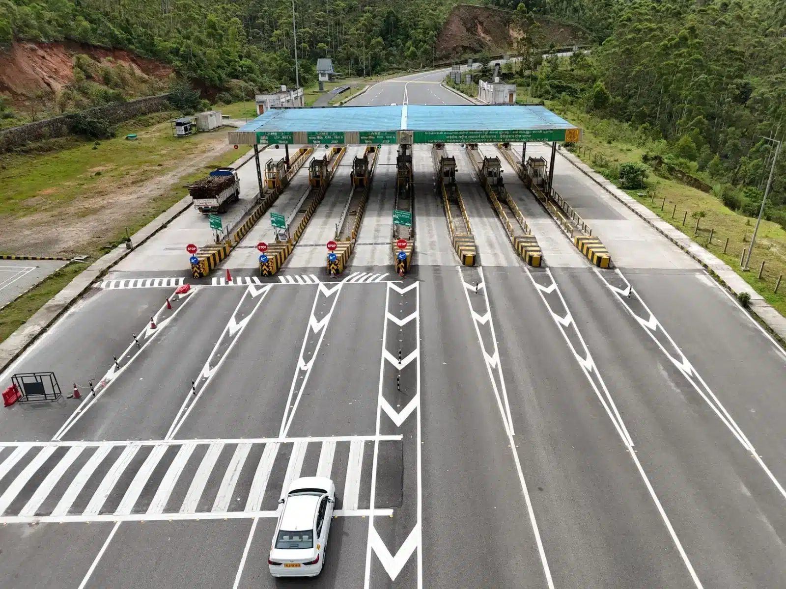 Autoroute européenne gratuite sans péage ni barrière sous un ciel ensoleillé