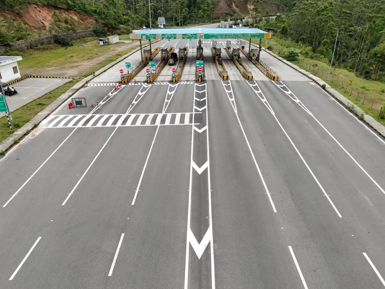Autoroute gratuite en Europe avec paysage de campagne ensoleillé