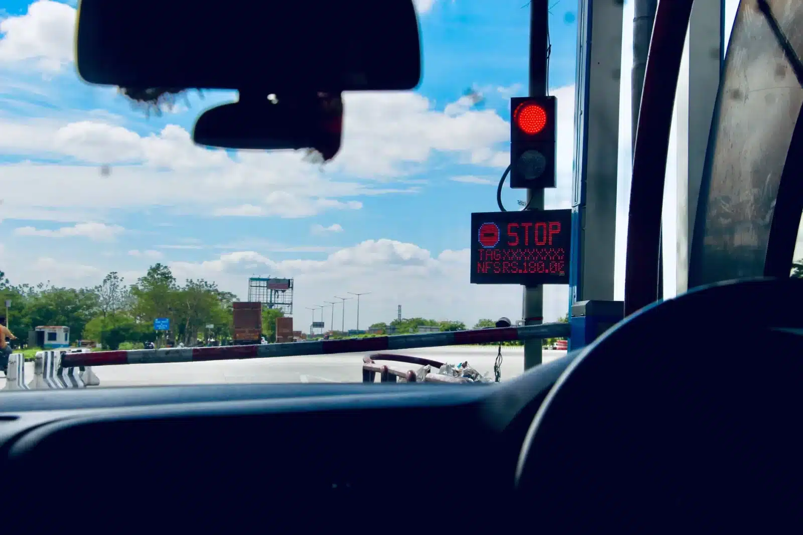 Barrière de péage automatique sur une autoroute européenne