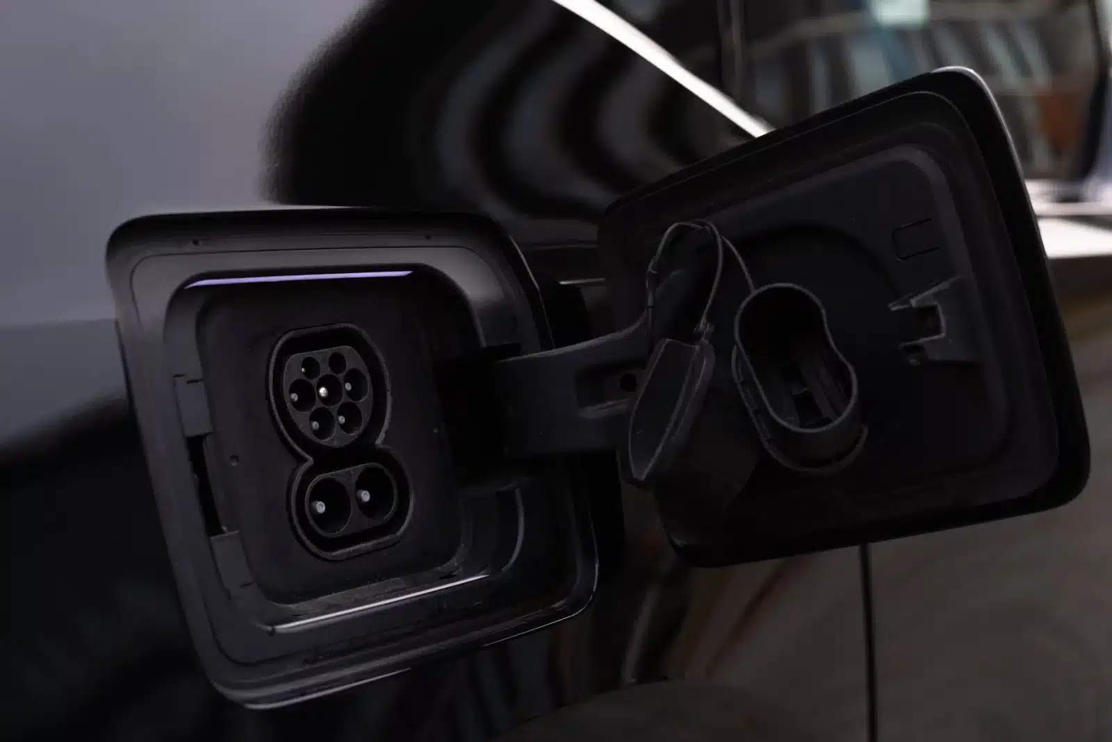 Borne de recharge bidirectionnelle V2G branchée sur une voiture électrique