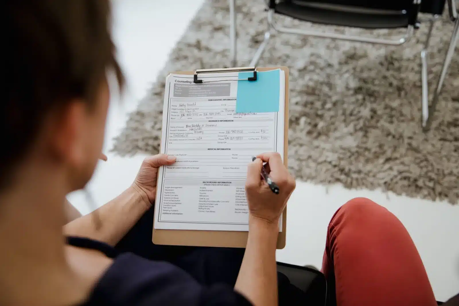 Calculatrice et formulaire de demande de carte grise posés sur une table en bois