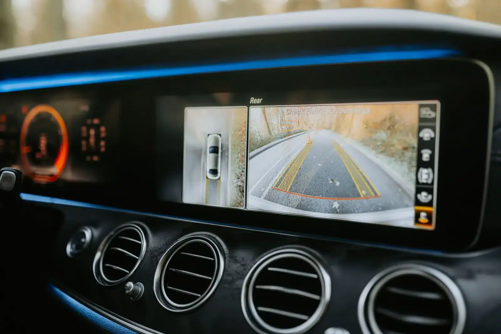 Caméra de recul installée sur un hayon de voiture avec lignes de guidage à l'écran