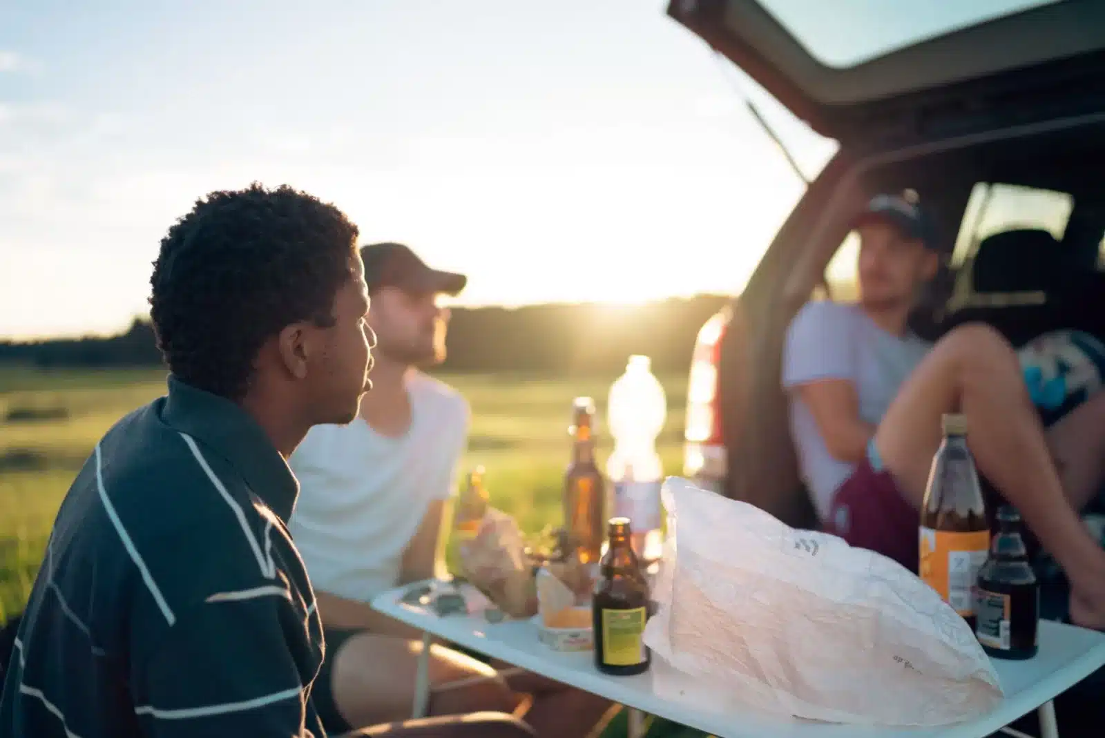 Camping-car garé dans un vignoble en automne, échange entre un vigneron et des voyageurs