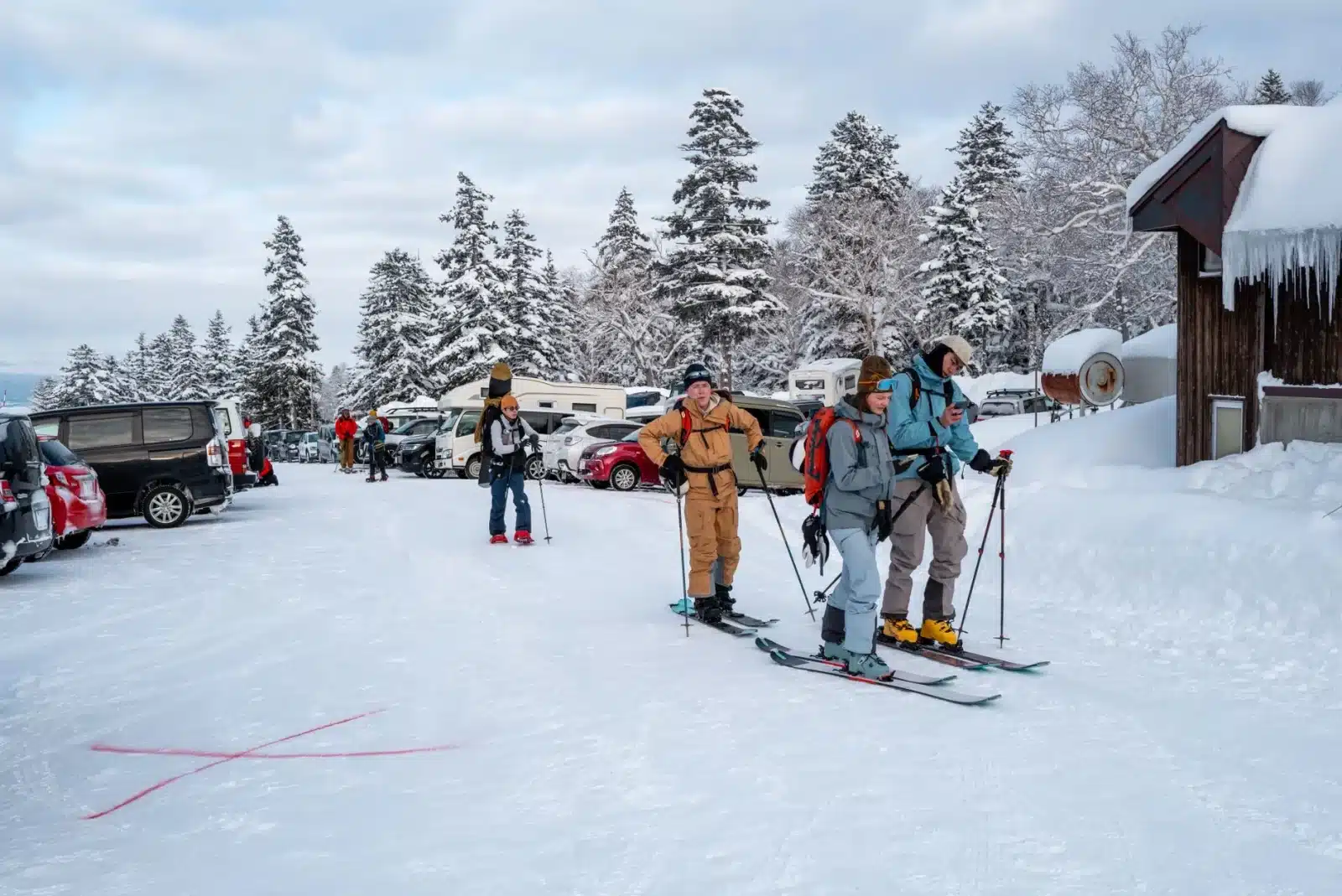 Camping-car stationné près d'une station de ski en hiver, neige et montagnes en arrière-plan