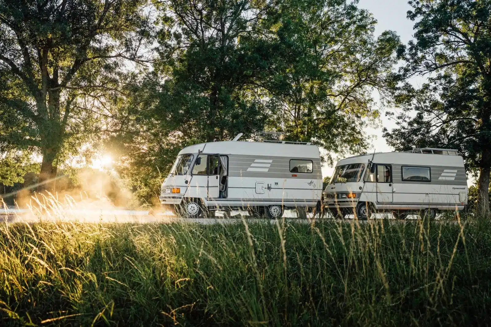 Camping-car stationné sur une aire d'étape au coucher du soleil