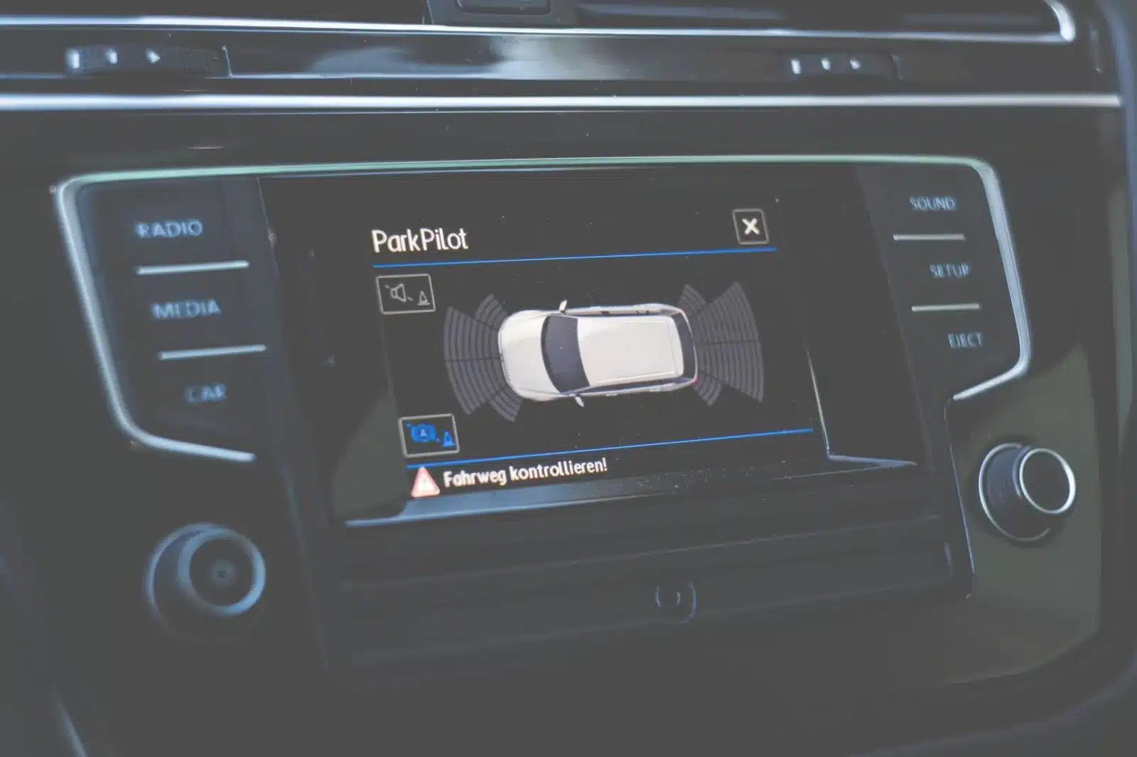 Capteur radar de régulateur de vitesse adaptatif intégré au pare-choc avant