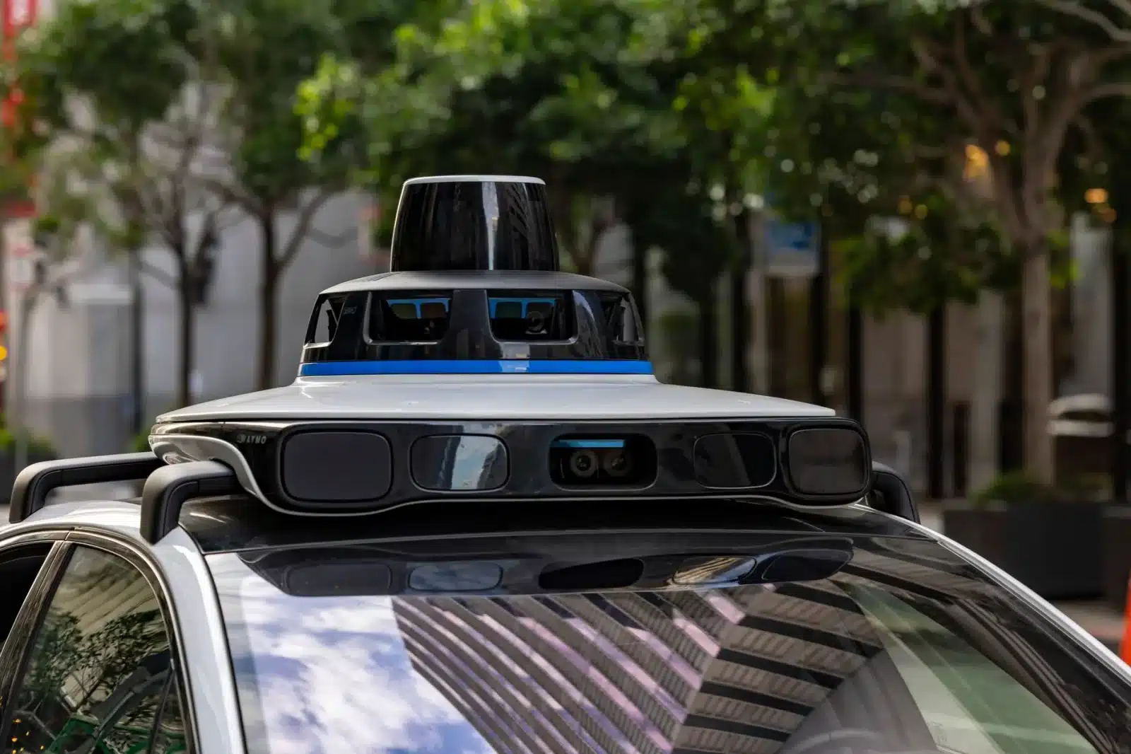 Capteurs et caméras montés sur le pare-brise d'une voiture pour la conduite autonome de niveau 3