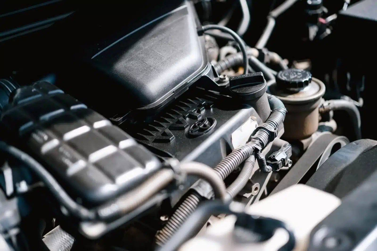 Capteurs et faisceaux électriques dans un compartiment moteur, corrosion visible sur un connecteur