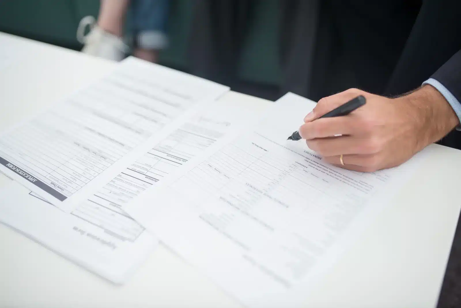 Carte grise barrée avec la mention "vendu le" et signée par le vendeur
