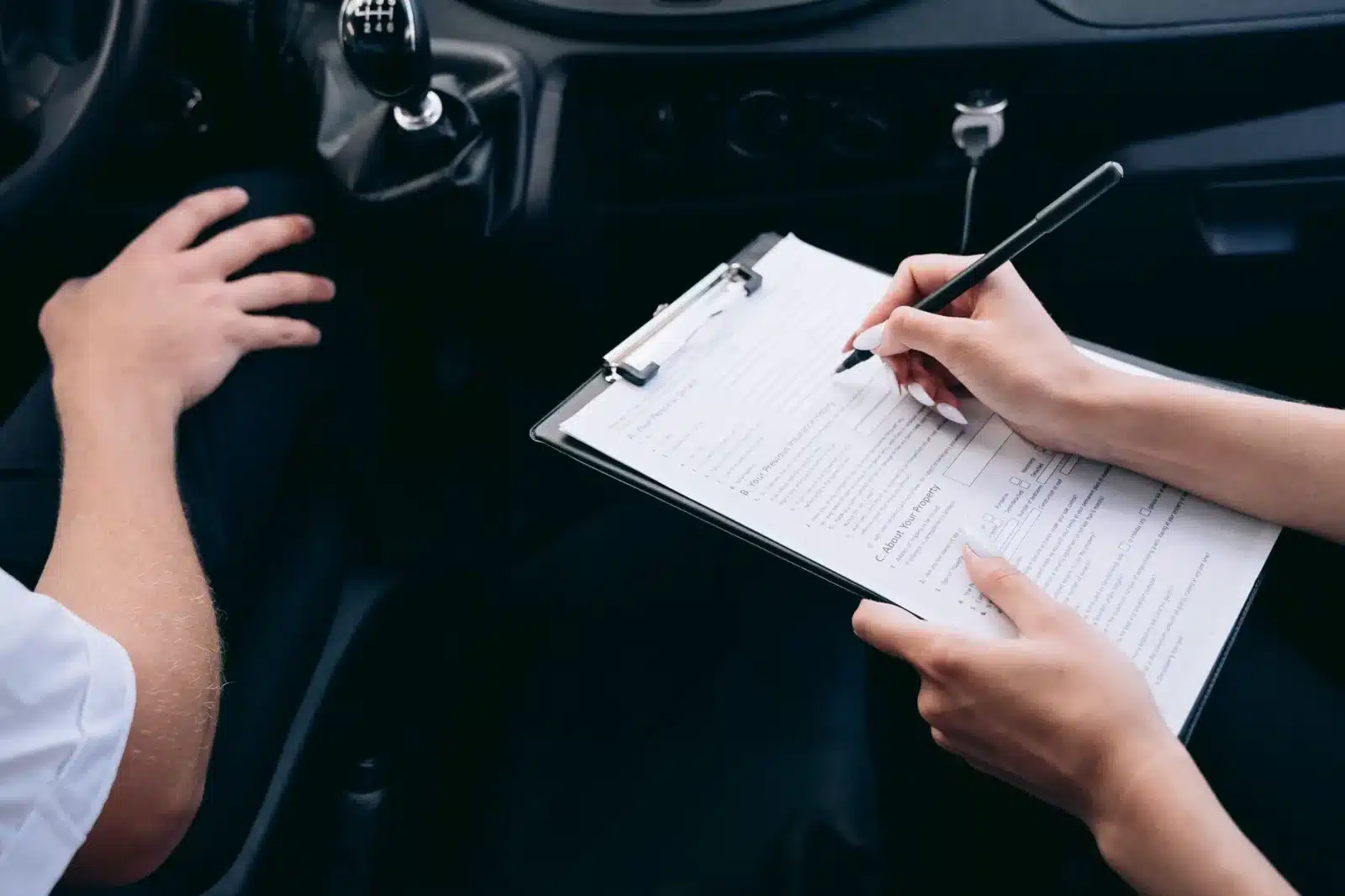Carte grise et clés remises lors de l'achat d'une voiture d'occasion