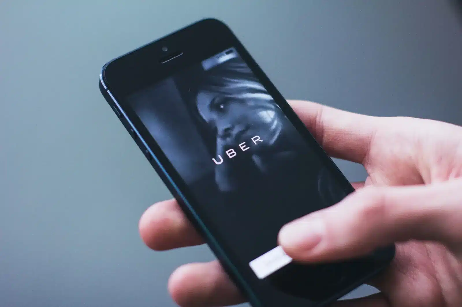 Chauffeur VTC consultant l'application avant de prendre en charge un client