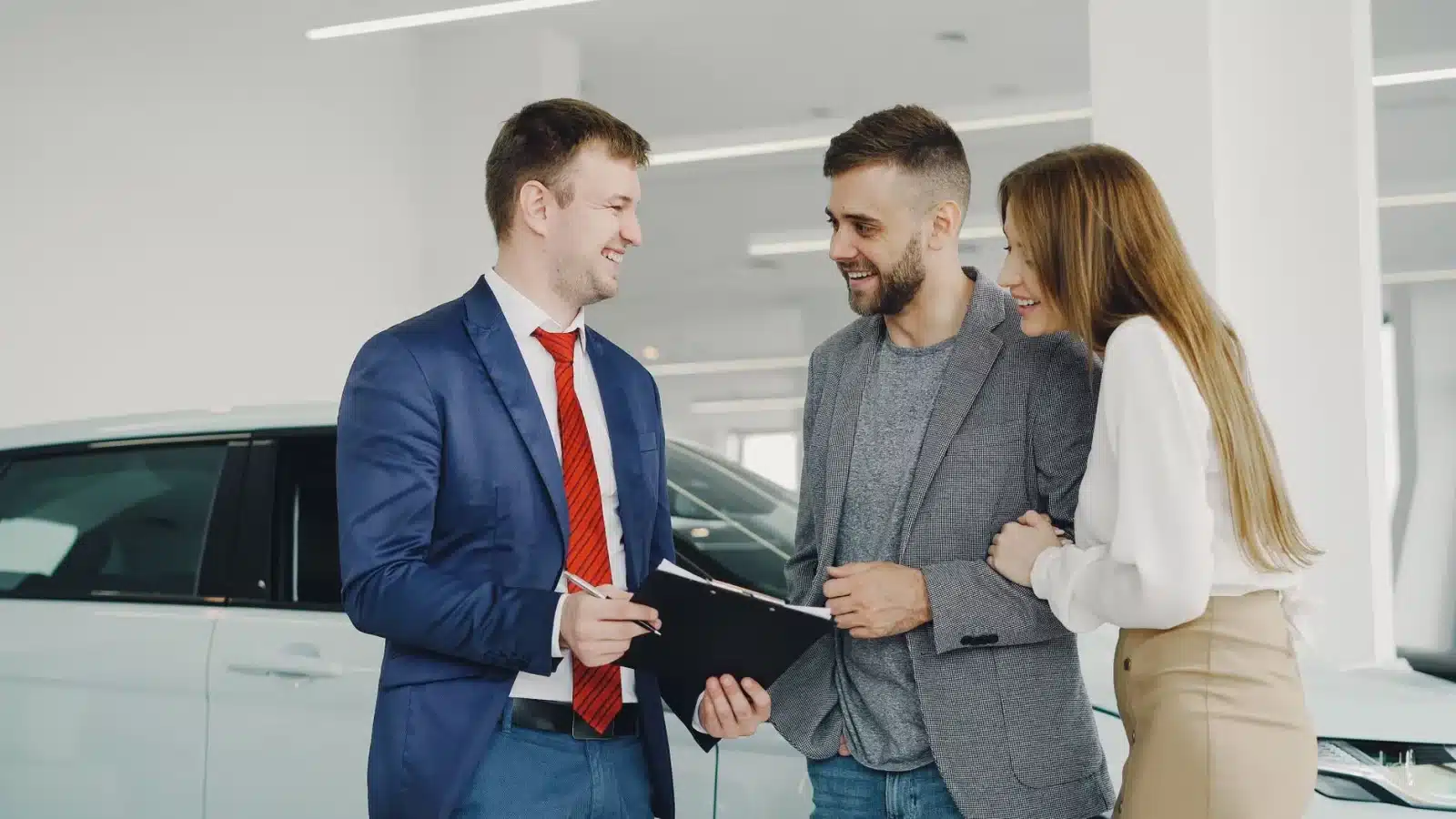 Client comparant les prix entre un concessionnaire officiel et un centre auto indépendant