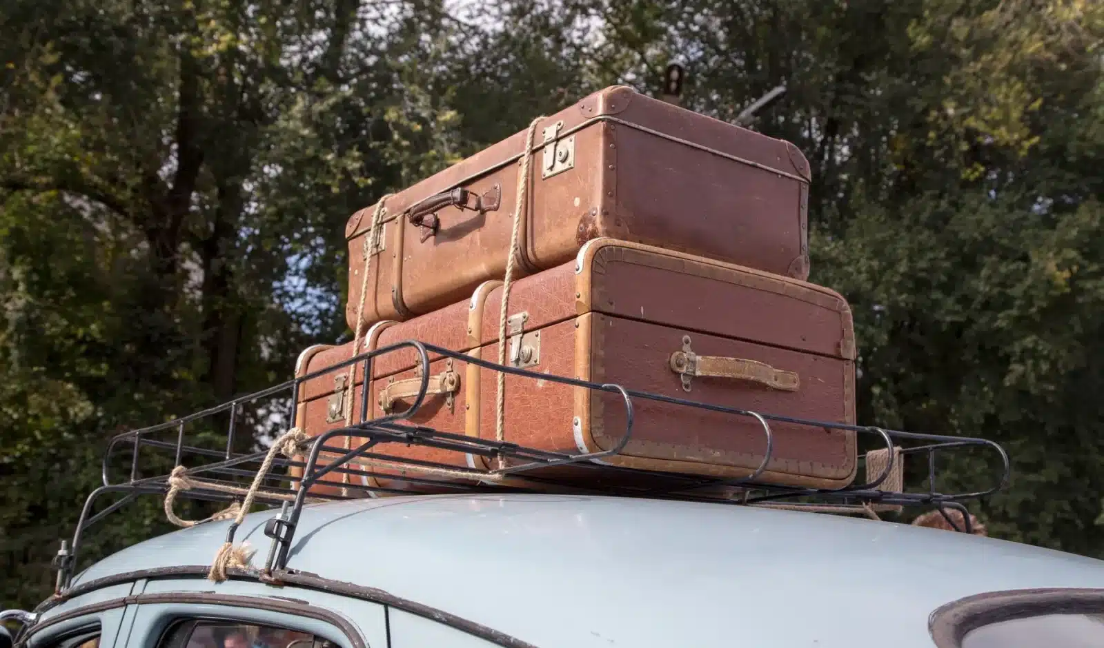 Coffre de voiture rempli de bagages avant un road trip