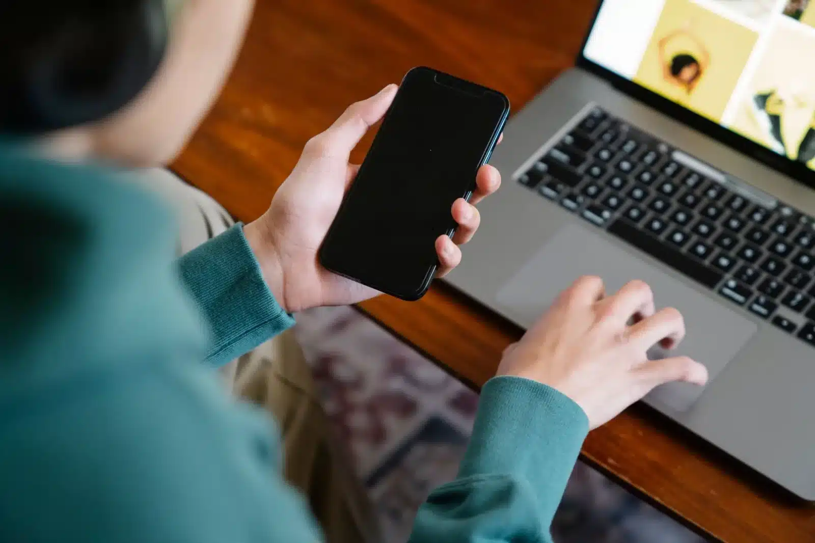 Comparaison de devis d'assurance auto sur ordinateur et smartphone