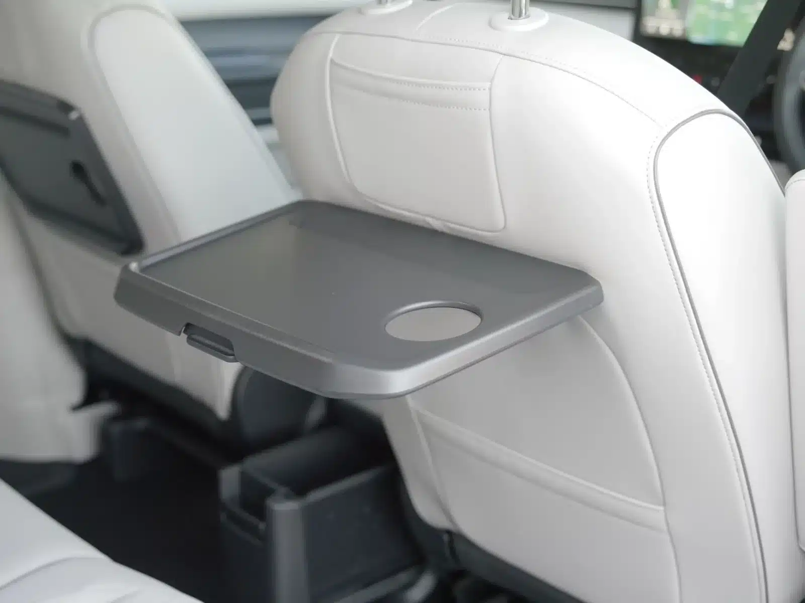 Comparaison des coffres de deux SUV compacts avec sièges rabattus