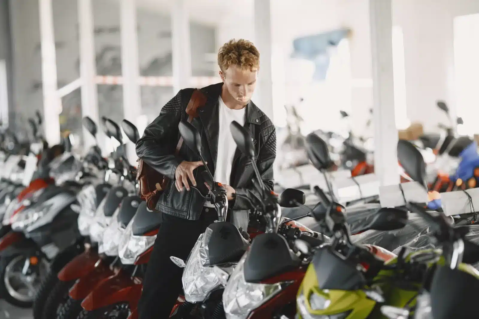 Comparaison entre un scooter et une moto chez un concessionnaire