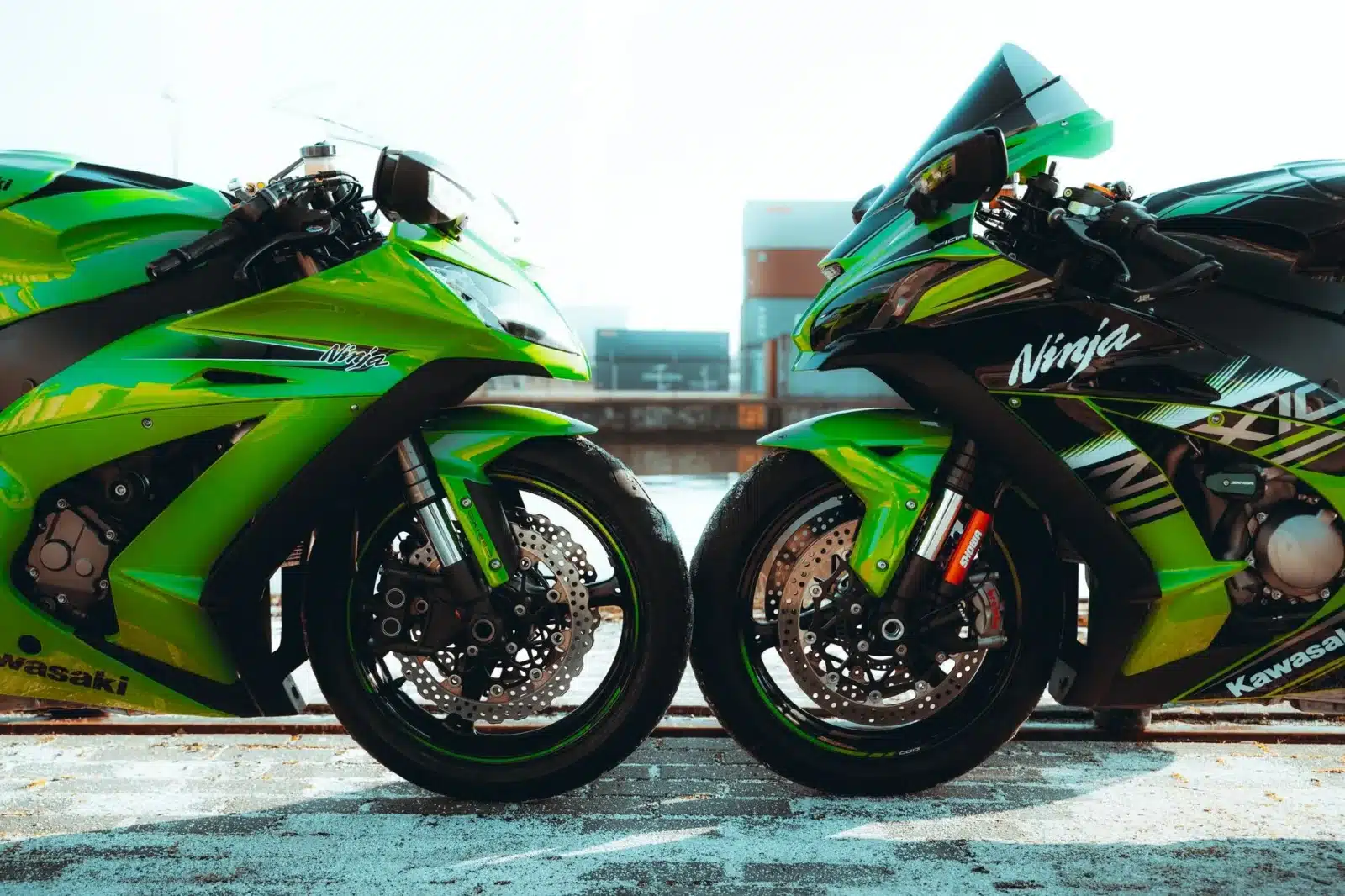 Comparaison visuelle des formules d'assurance moto avec icônes de protection