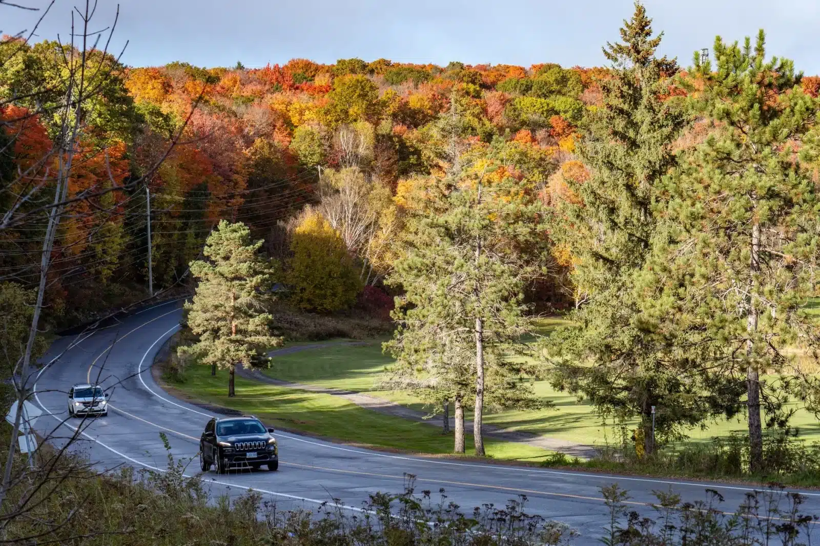 Comparaison visuelle entre des pneus 4 saisons, été et hiver sur une route mouillée
