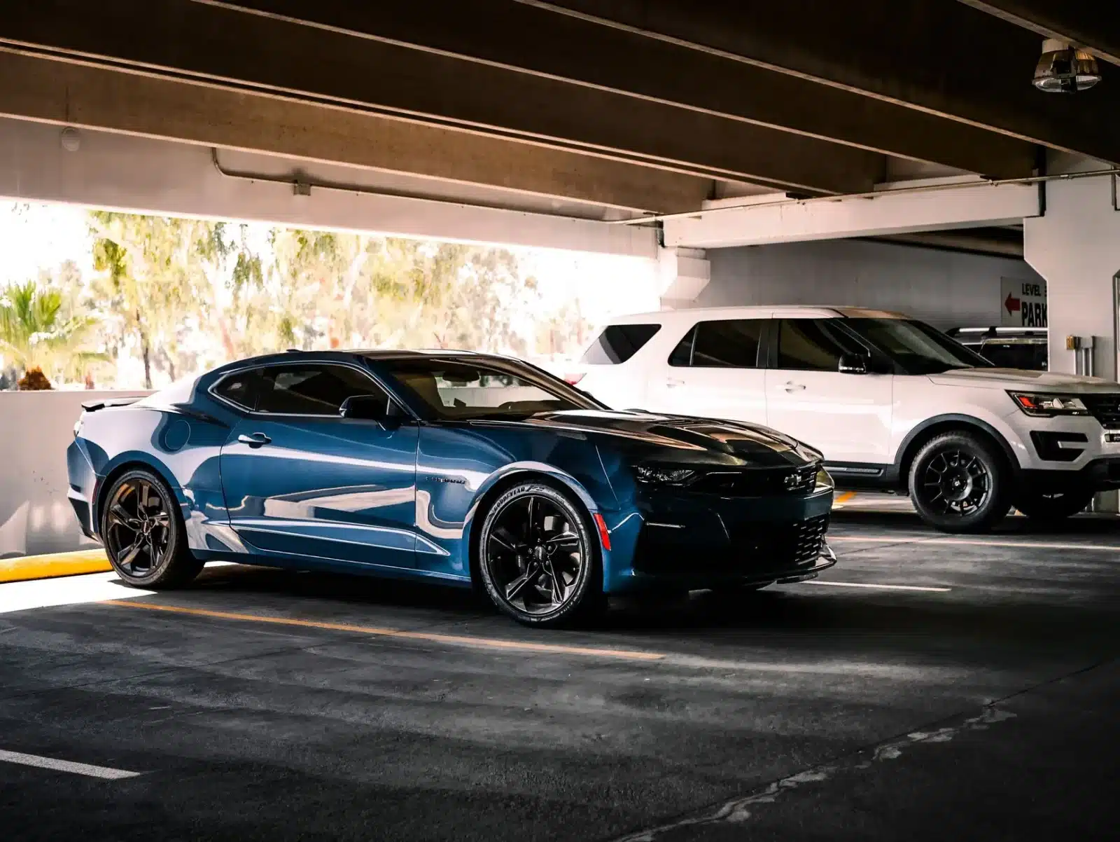Comparaison visuelle entre un garage indépendant et une concession automobile