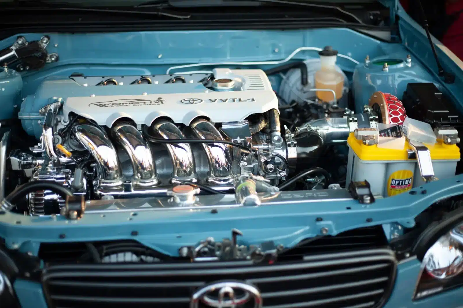 Compartiment moteur d'une Toyota Corolla hybride avec batterie et bloc essence