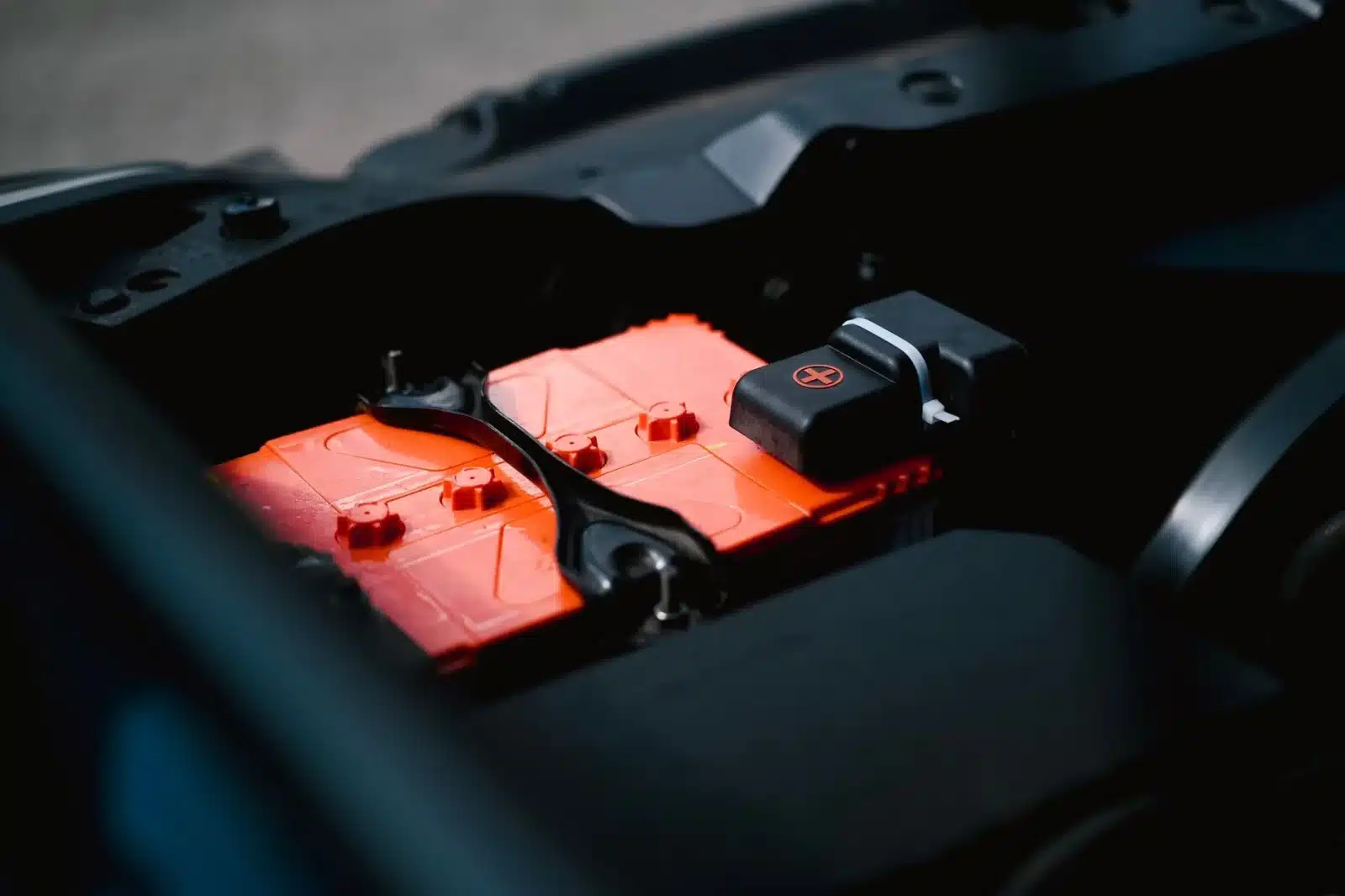 Compartiment moteur d'une voiture hybride avec batterie et moteur électrique visibles