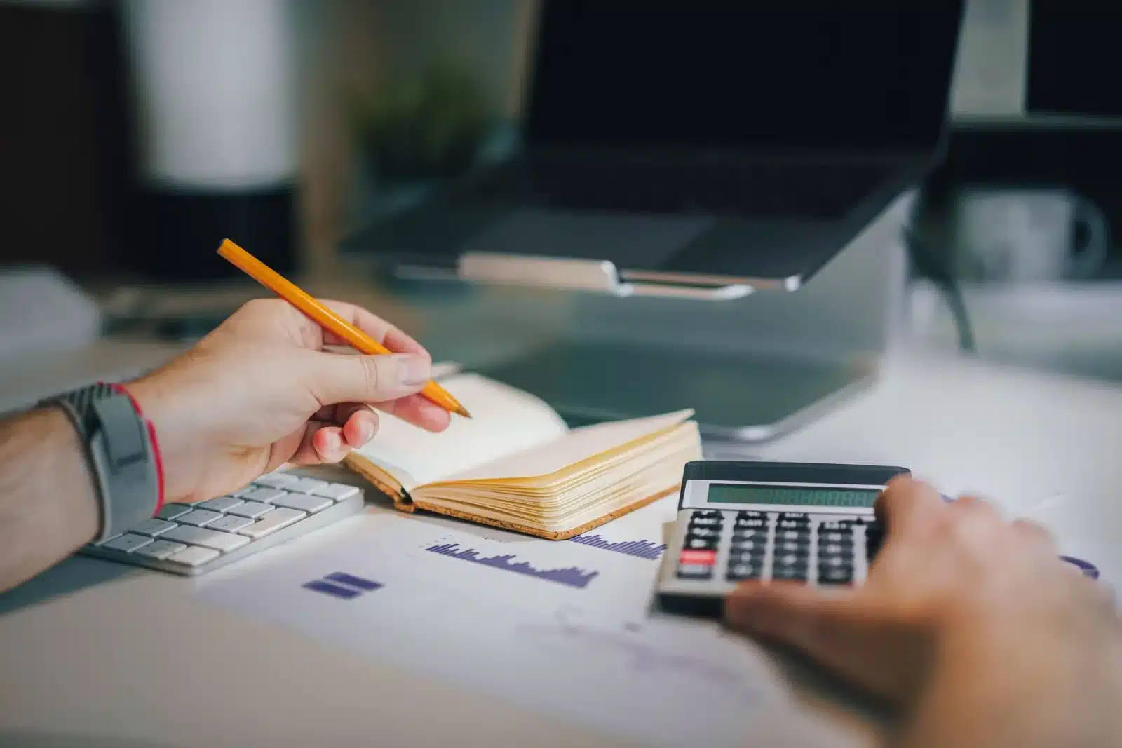 Comptable analysant des documents fiscaux pour l'amortissement d'un véhicule