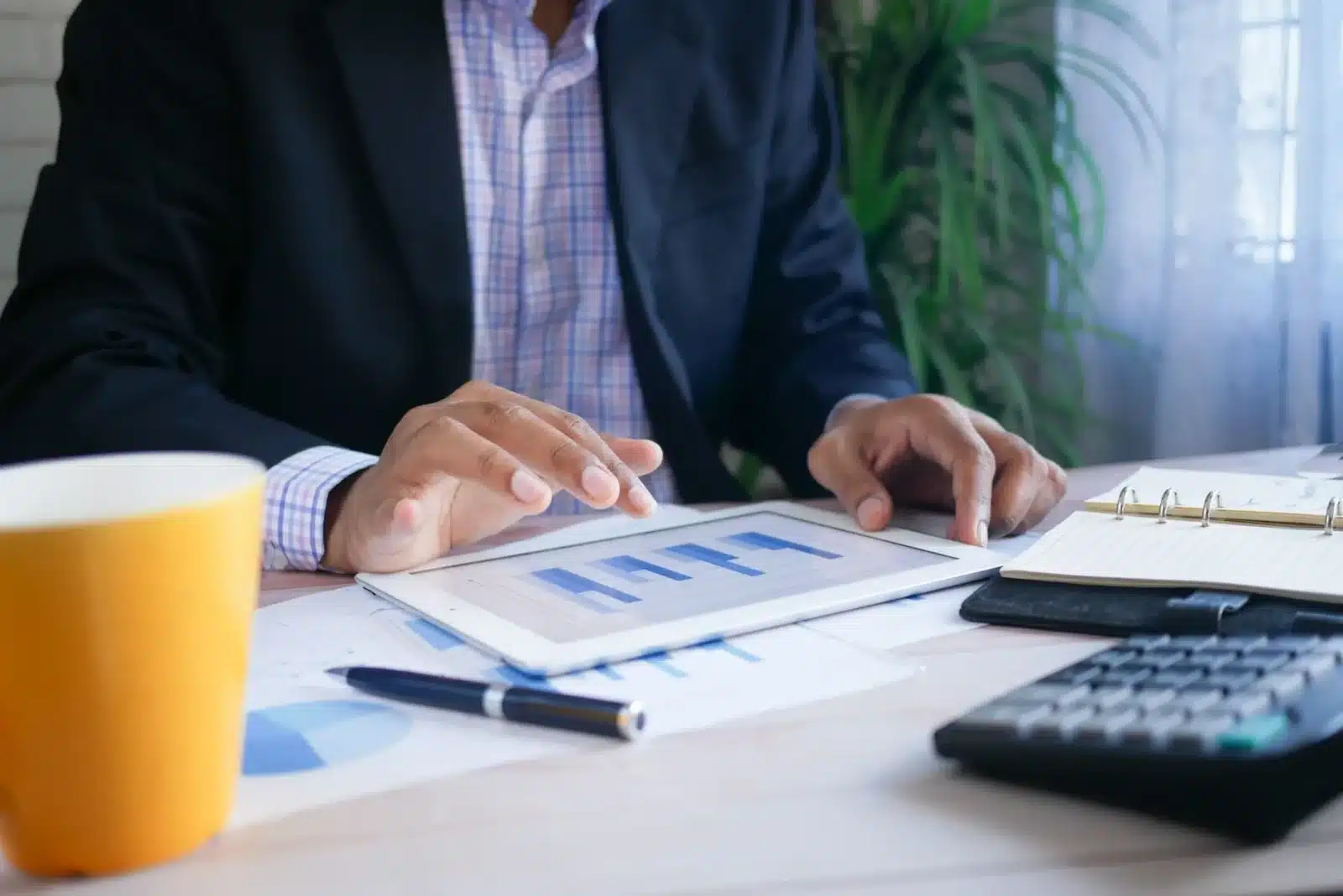 Comptable analysant la fiscalité d'un utilitaire professionnel