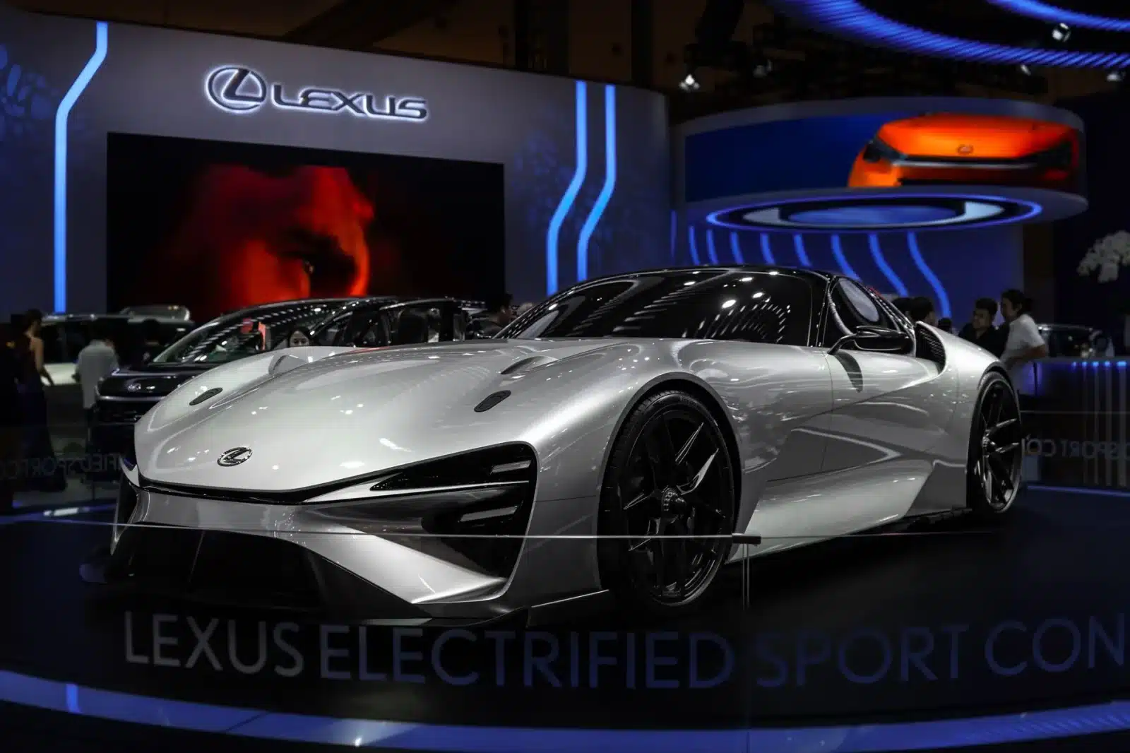 Concept-car exposé sur un stand lors d'un salon automobile