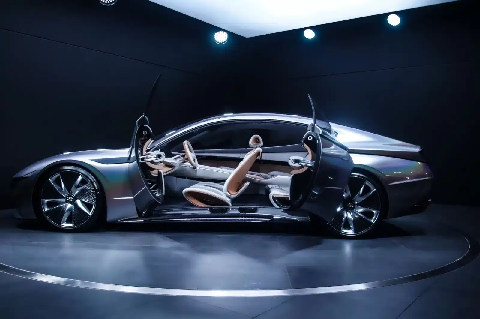 Concept-car futuriste exposé dans un salon automobile, intérieur high-tech avec écrans tactiles