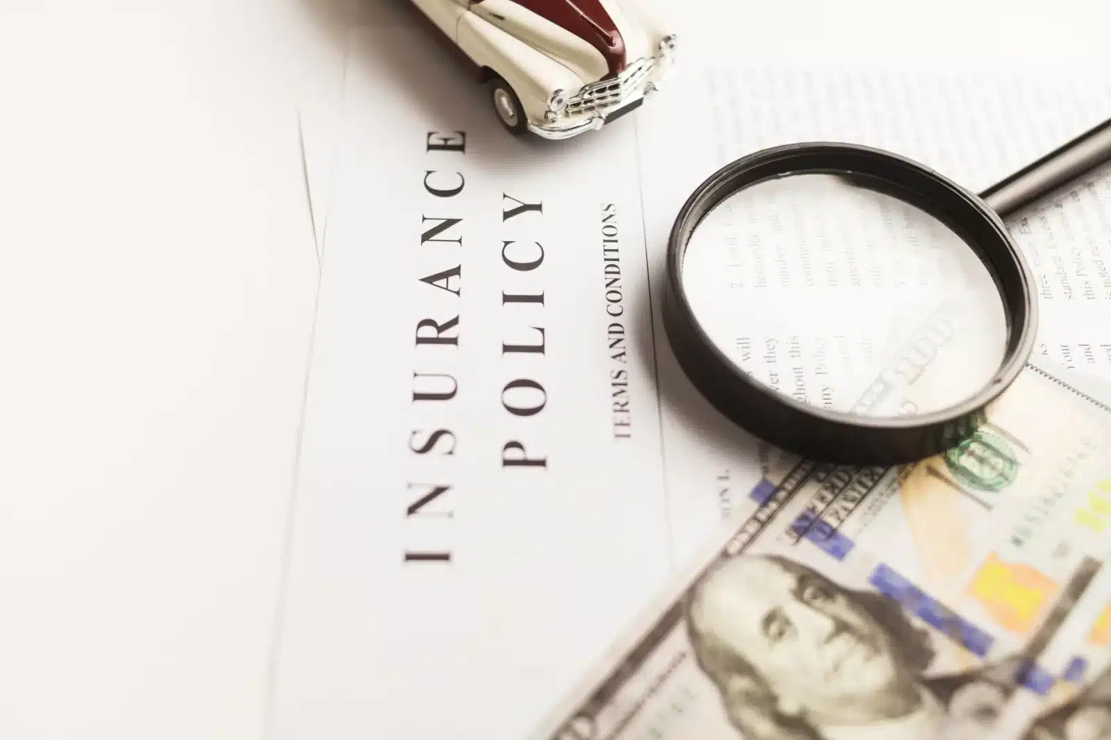 Contrat d'assurance auto et clés de voiture posés sur un bureau