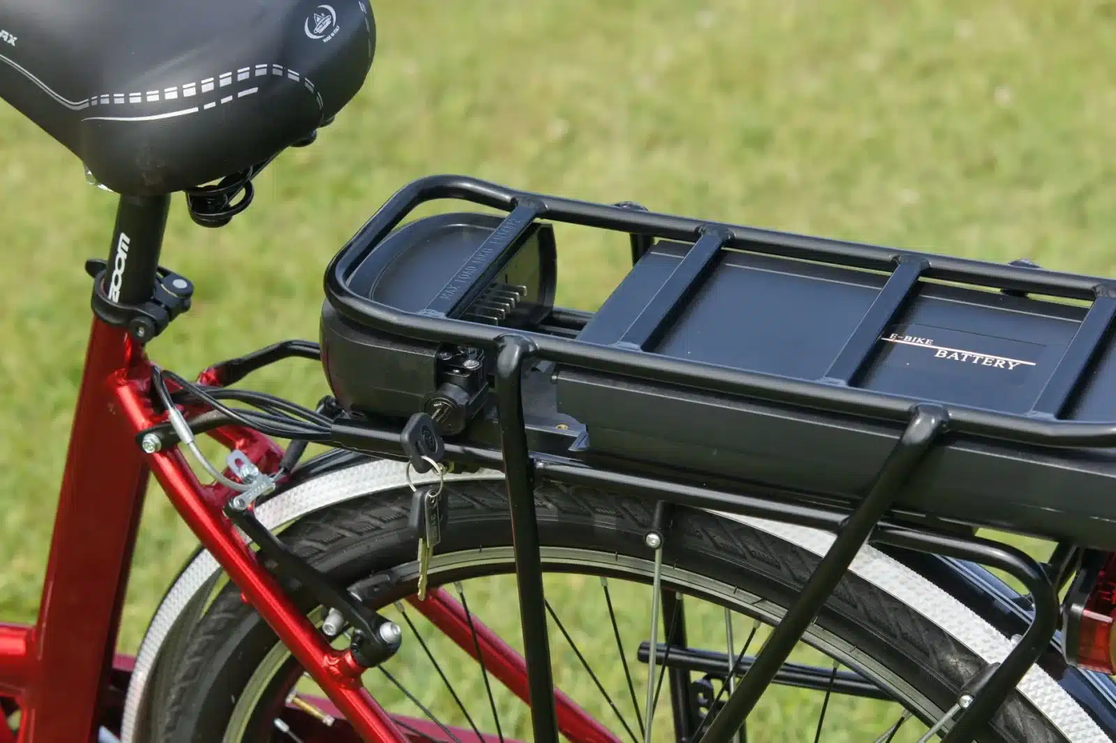 Cycliste rechargeant la batterie de son vélo électrique à la maison