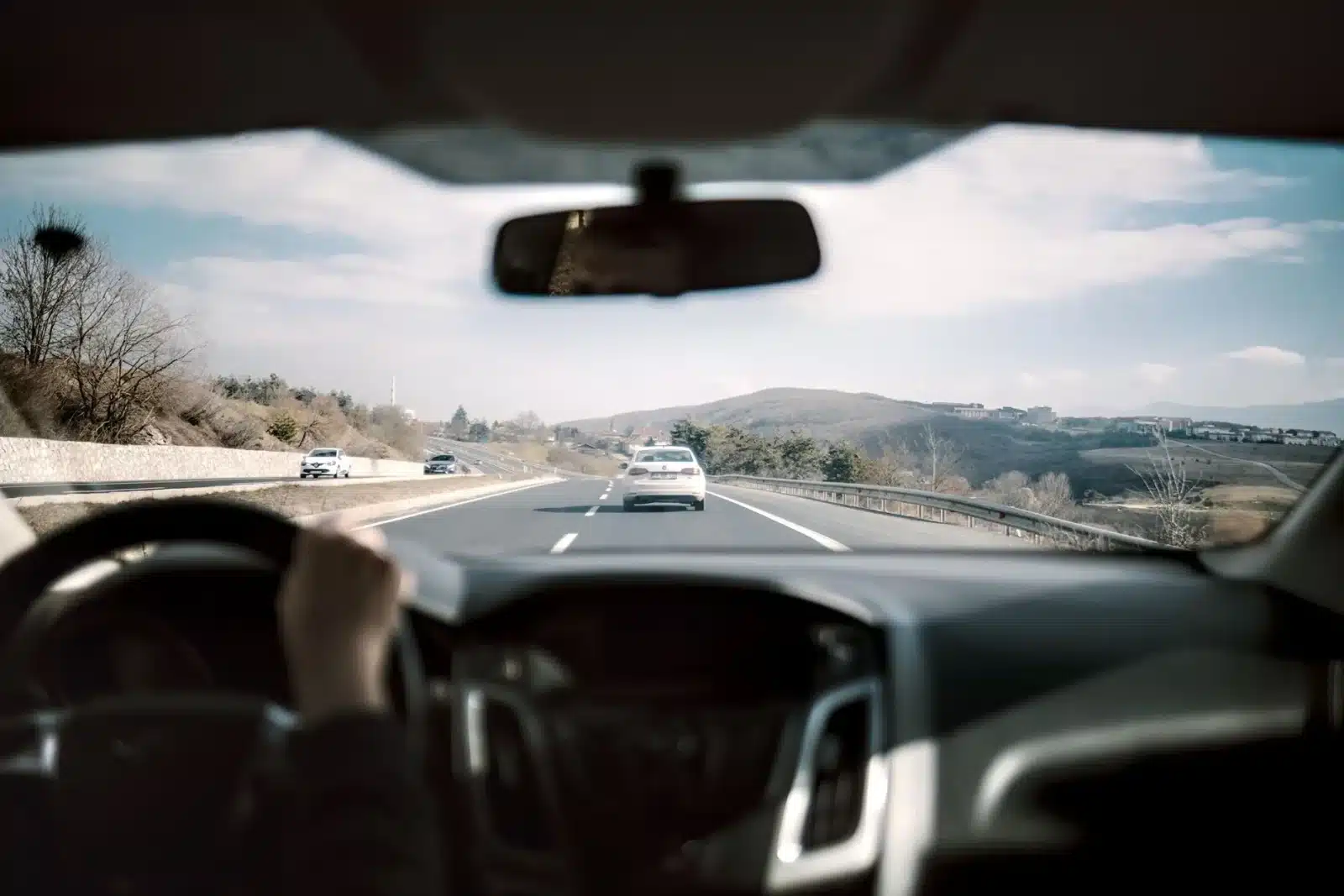 Dashcam fixée sur un pare-brise enregistrant la route en ville