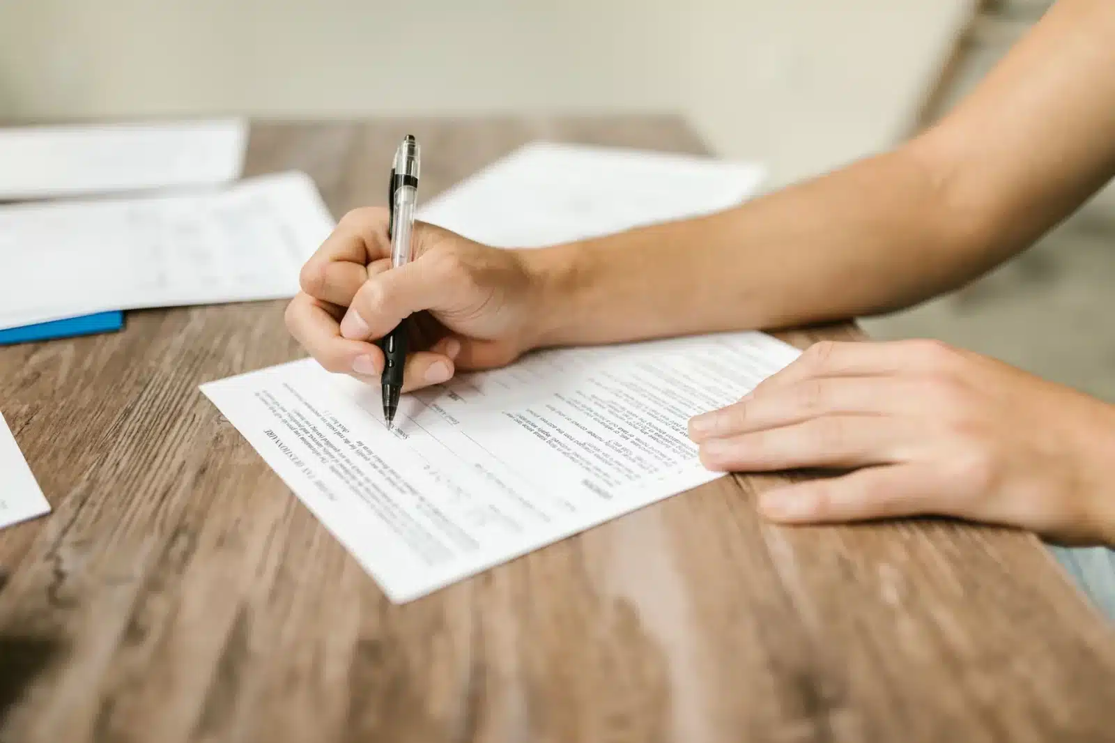 Déclaration de cession de carte grise : délai, prix et documents en 2026