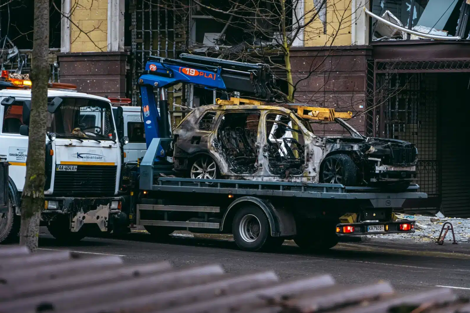 Dépanneuse chargeant un véhicule accidenté déclaré épave