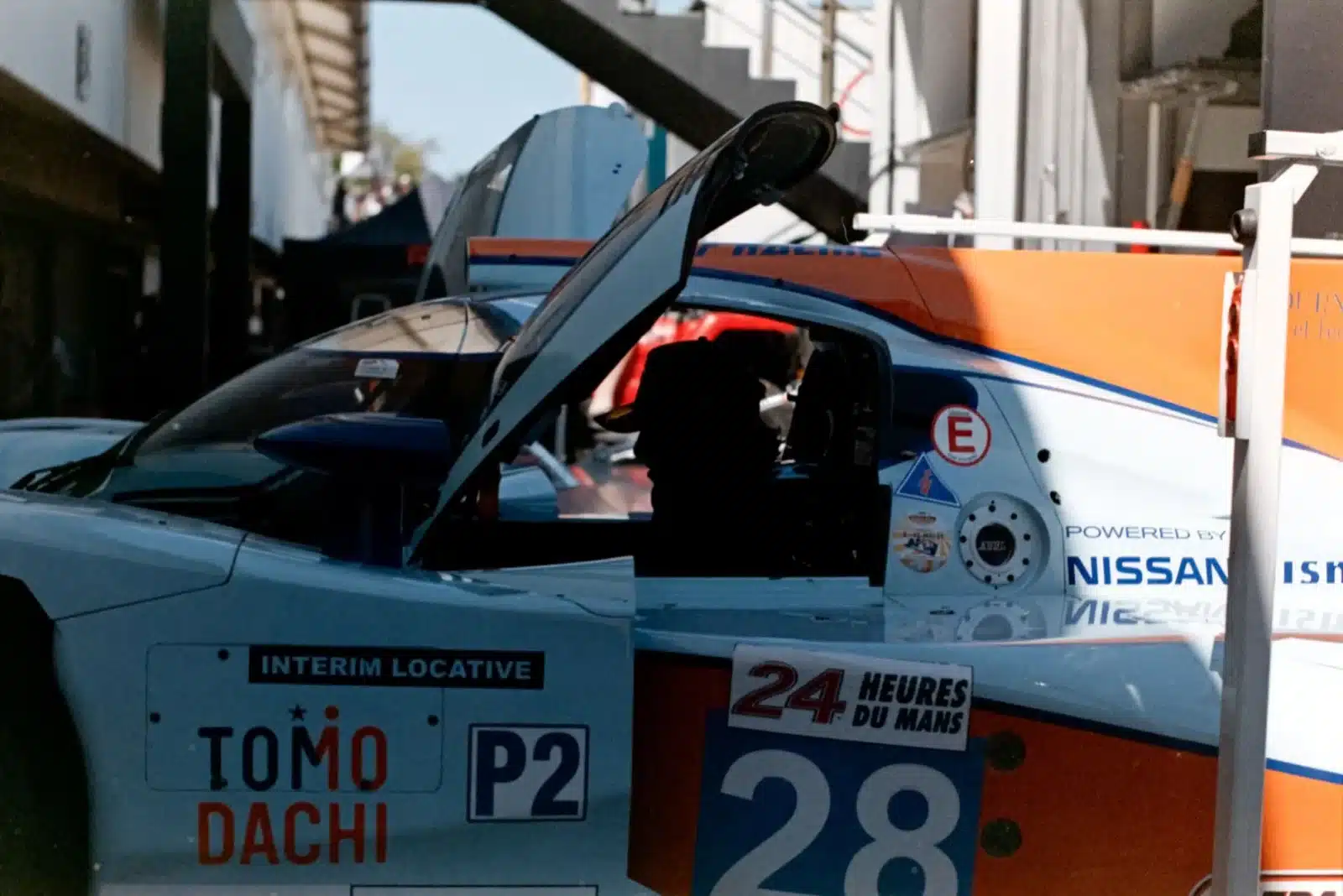 Départ des 24 Heures du Mans 2026 avec les voitures alignées et une foule de spectateurs