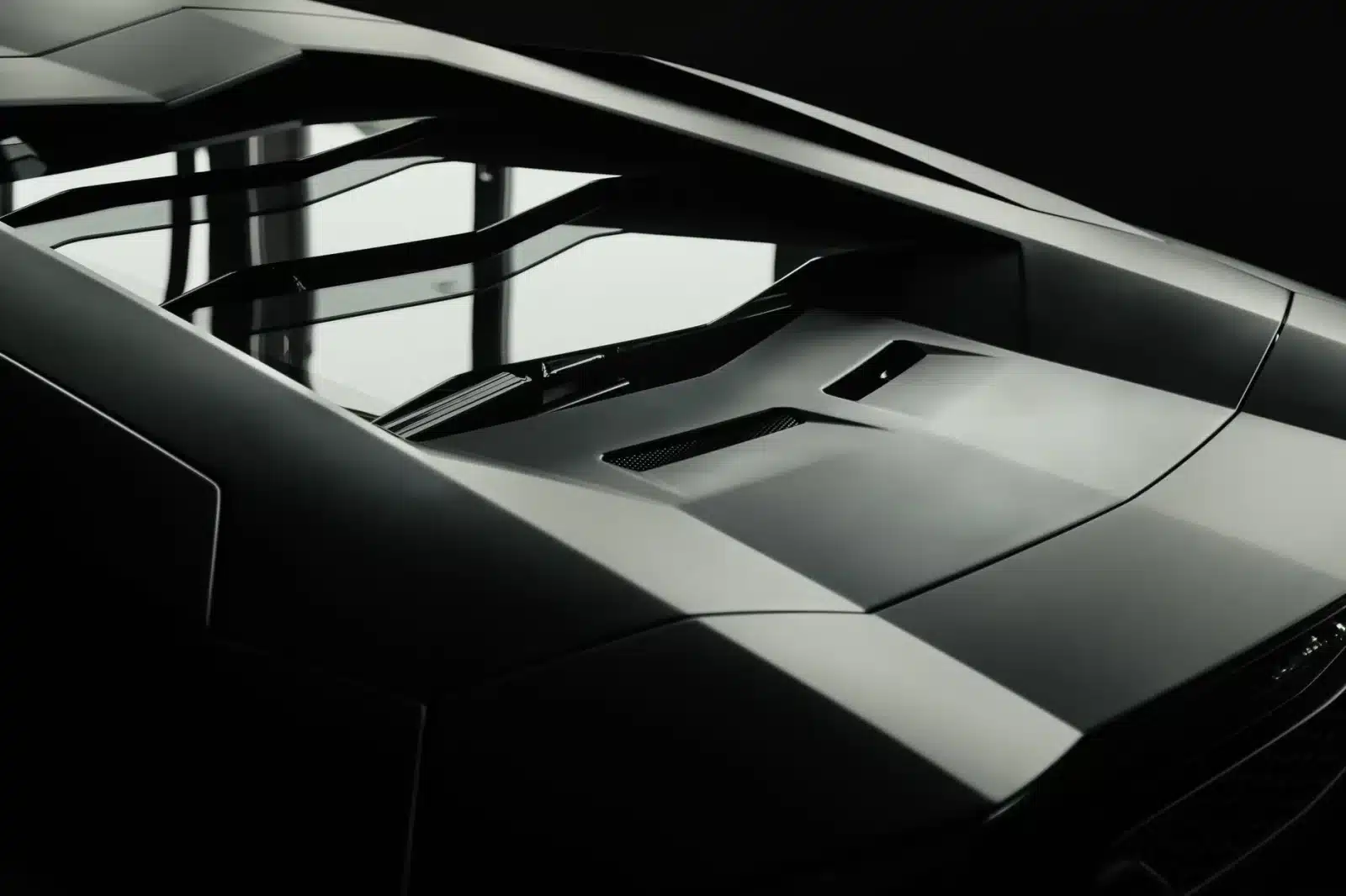 Designer travaillant sur une maquette de concept-car en argile dans un atelier