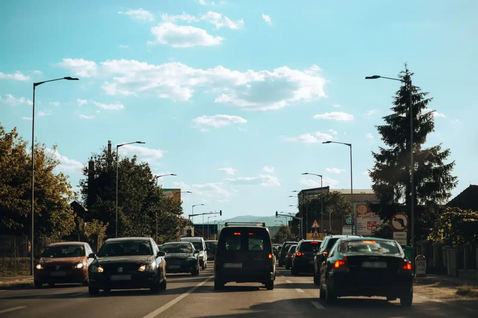 Deux personnes souriantes en covoiturage dans une voiture en ville
