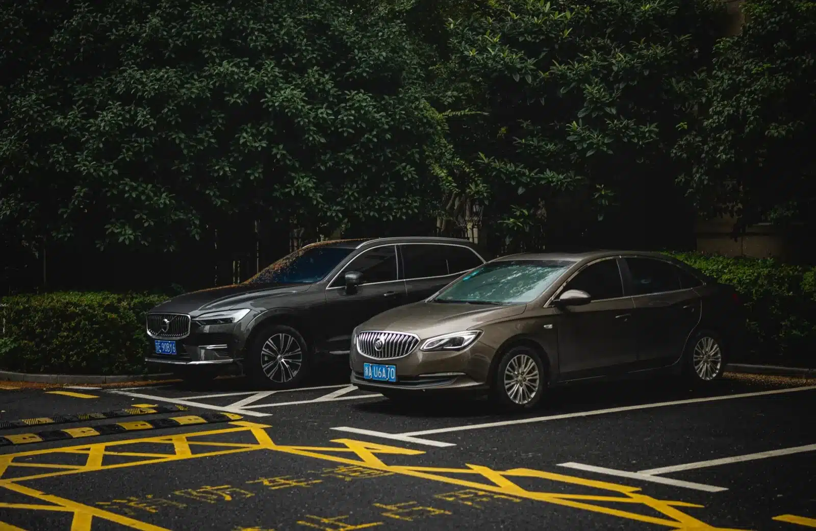 Deux SUV rivaux garés côte à côte lors d'un comparatif face-à-face