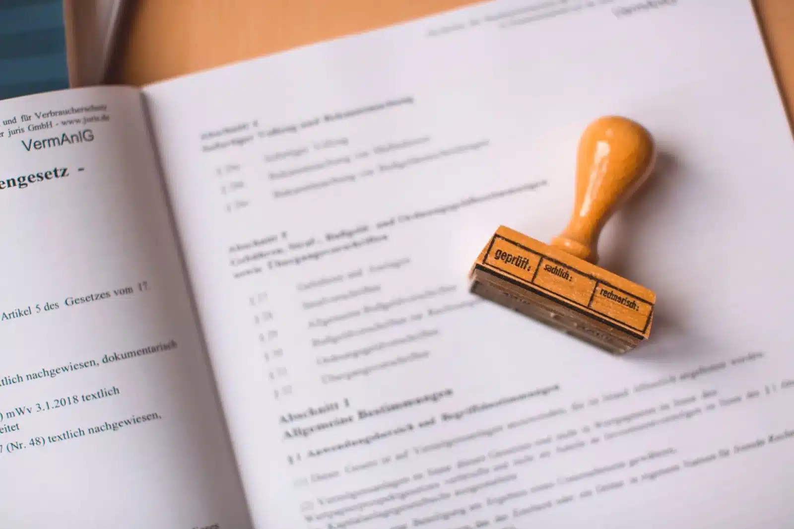 Document officiel du permis de conduire posé sur un bureau