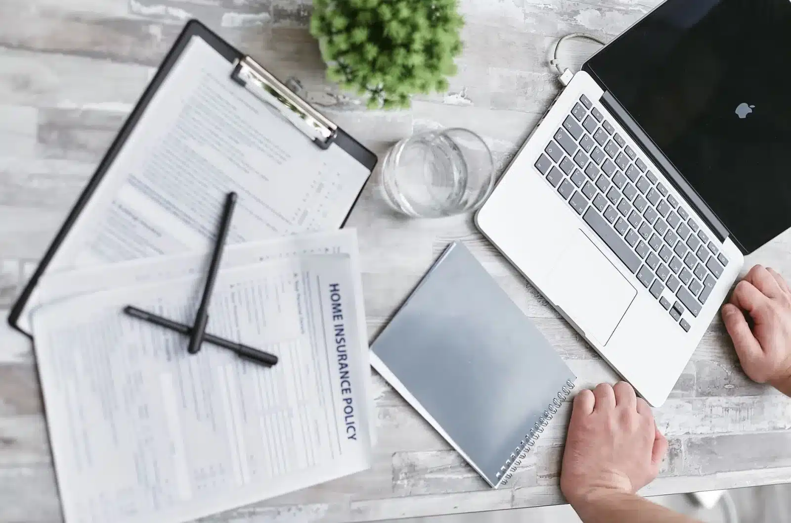 Documents d'assurance auto et calculatrice sur un bureau