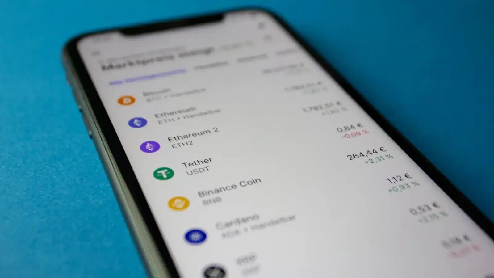 Écran de smartphone affichant une comparaison de prix entre deux applications VTC