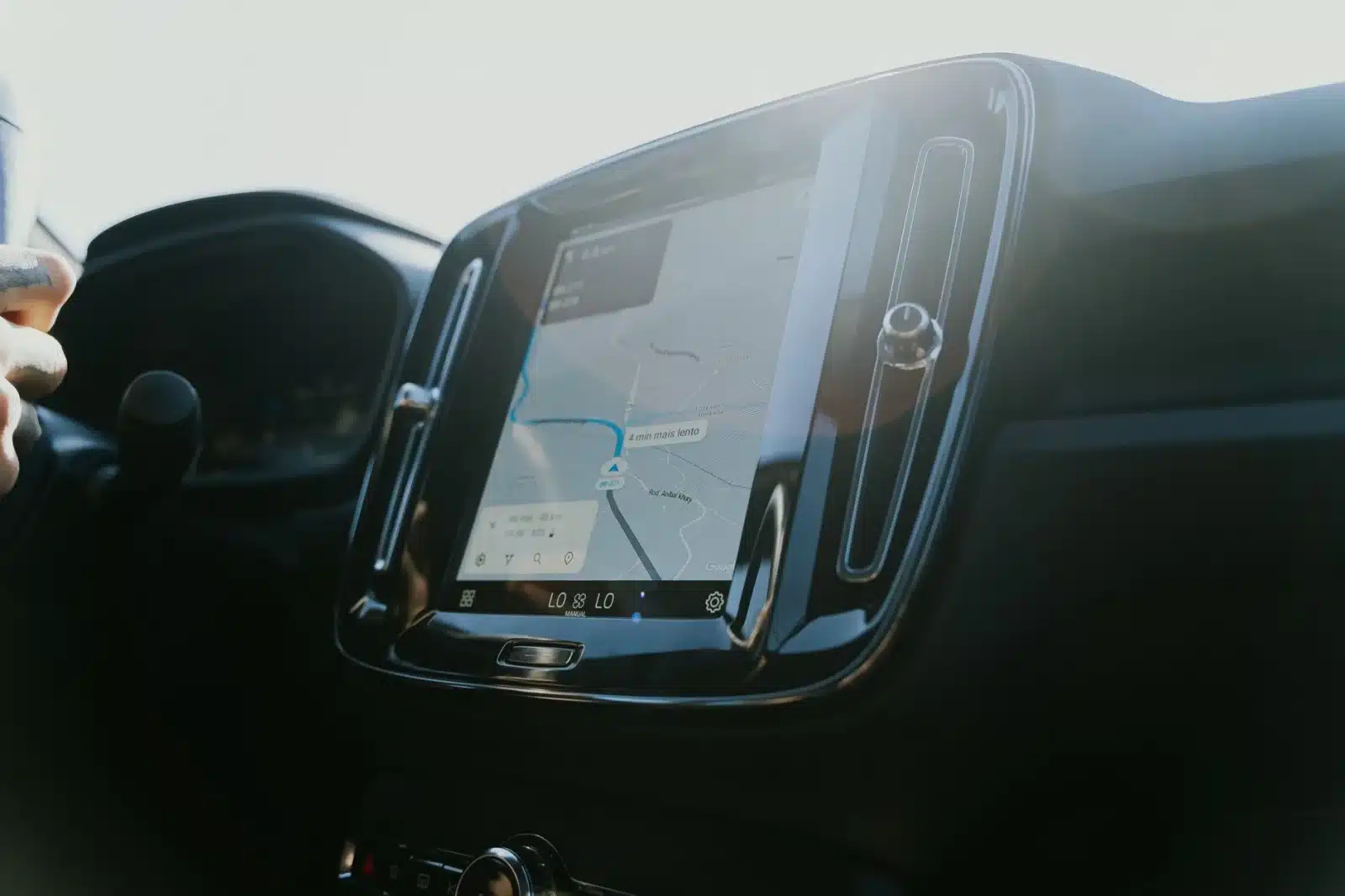 Écran tactile d'une voiture connectée affichant les données de navigation