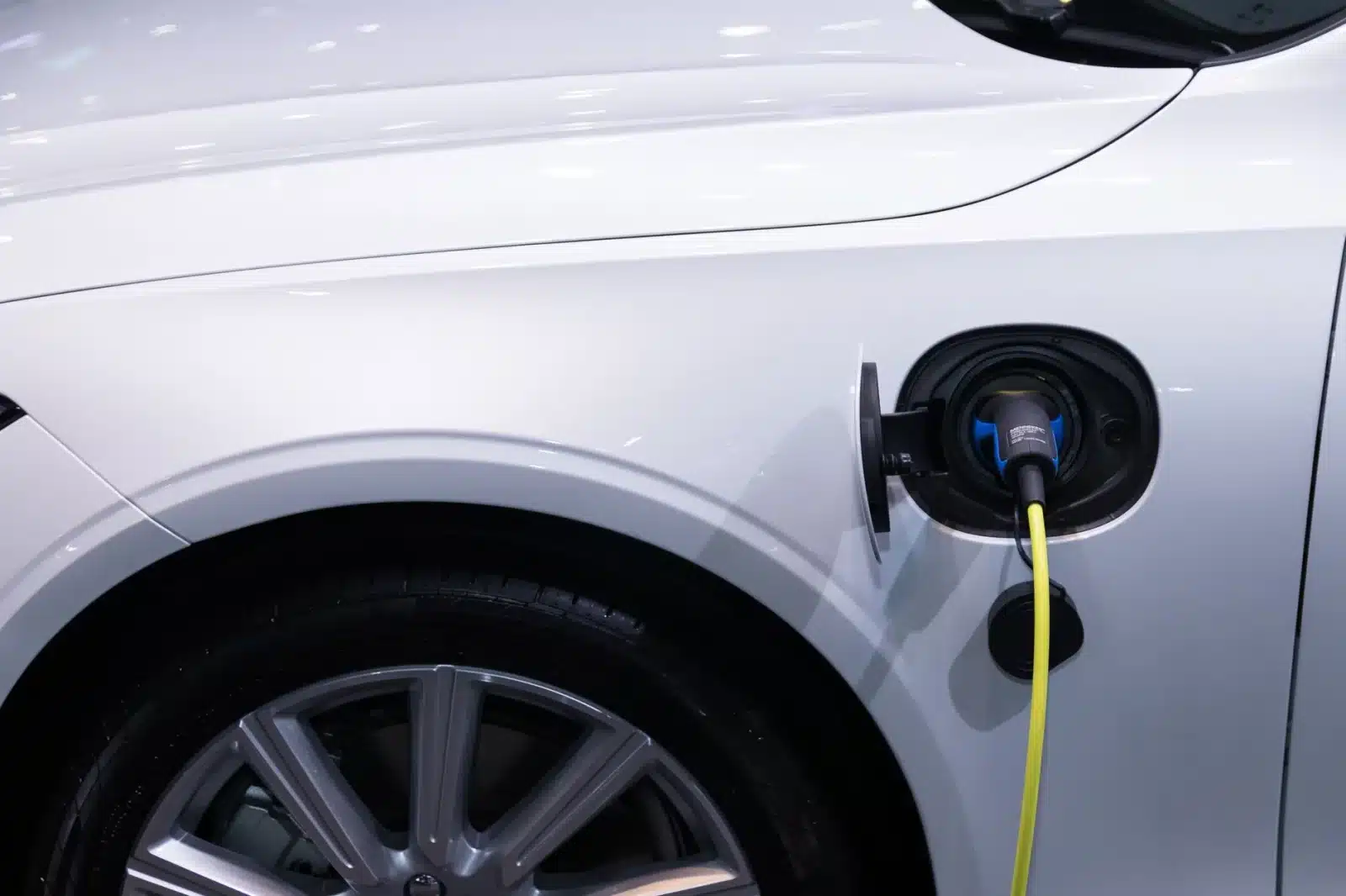 Électrique et hybride : le guide complet pour choisir, financer et entretenir son véhicule