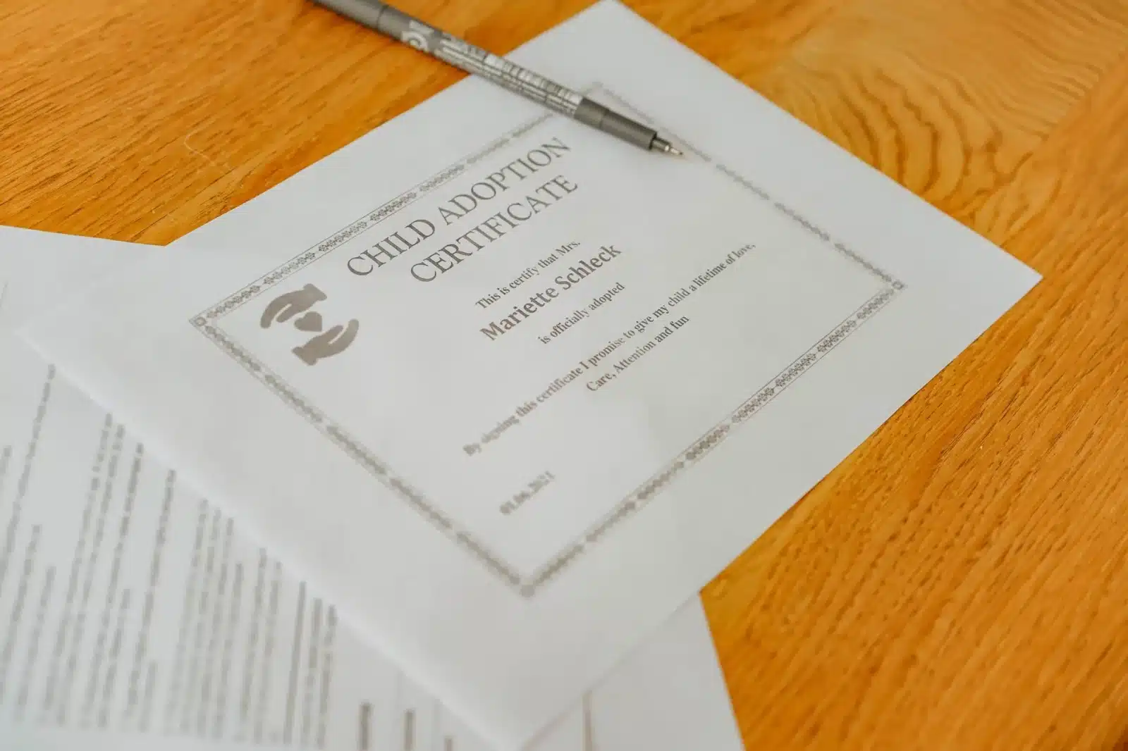 Exemple d'un certificat de conformité européen (COC) posé sur une table avec un stylo et des documents administratifs