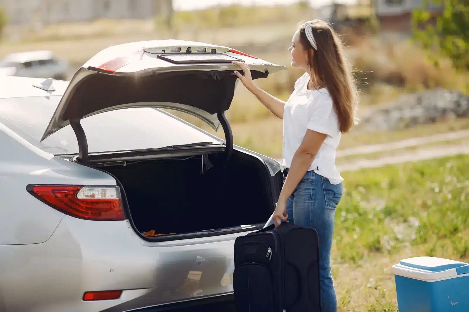 Famille chargeant des bagages dans un SUV familial, mettant en avant l'espace et la modularité